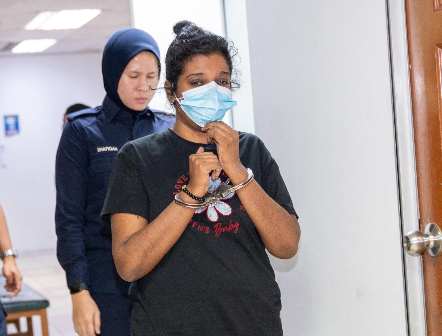 Suri rumah didakwa miliki 205 pasport dan kad pengenalan palsu