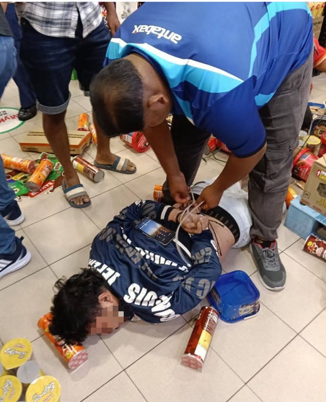 Lelaki Vietnam ‘tarik’ bayi sambil pegang pisau ditahan polis