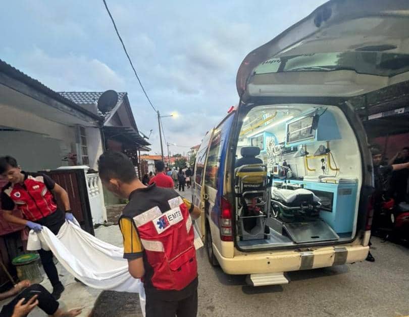 Maut ditikam depan rumah keluarga