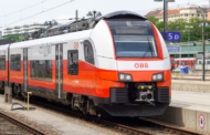 Hampir tertinggal kerana hisap rokok, pemuda berpaut pada kereta api laju Austria