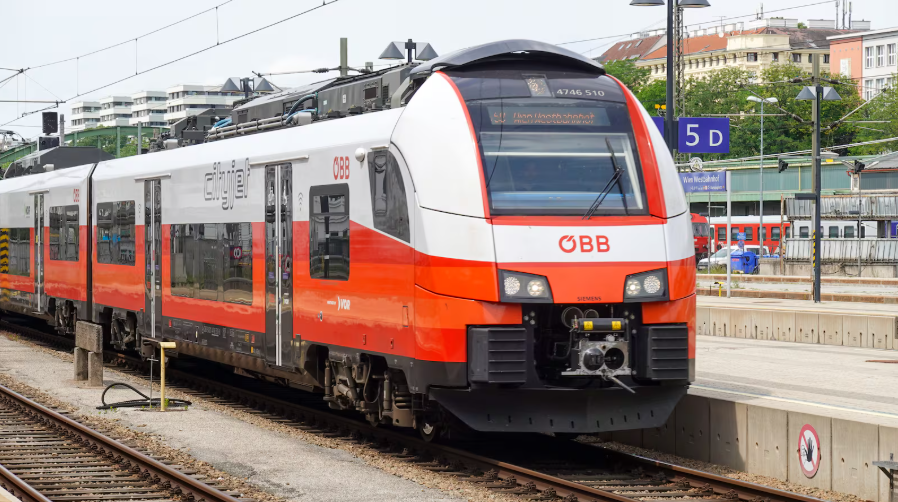 Hampir tertinggal kerana hisap rokok, pemuda berpaut pada kereta api laju Austria