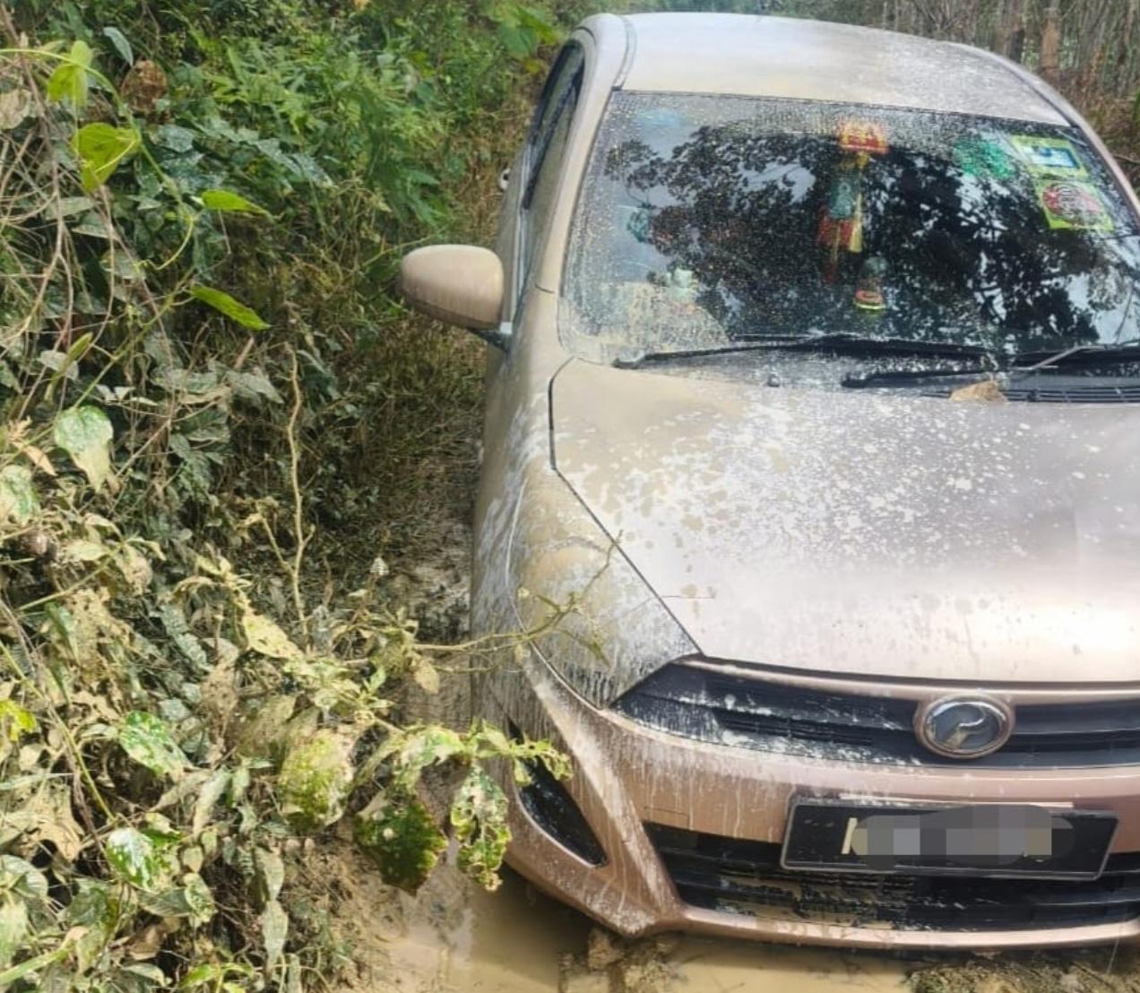 Kereta e-hailing masuk lumpur gara-gara GPS