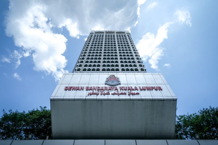 Wanita cedera kepingan jubin jatuh, ‘tower crane’ berlanggar penghadang