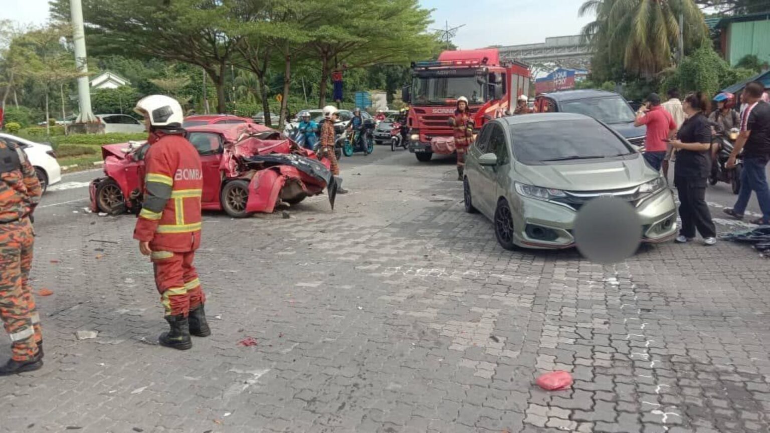 Brek lori kren rosak, rempuh 10 kenderaan lain di lampu isyarat