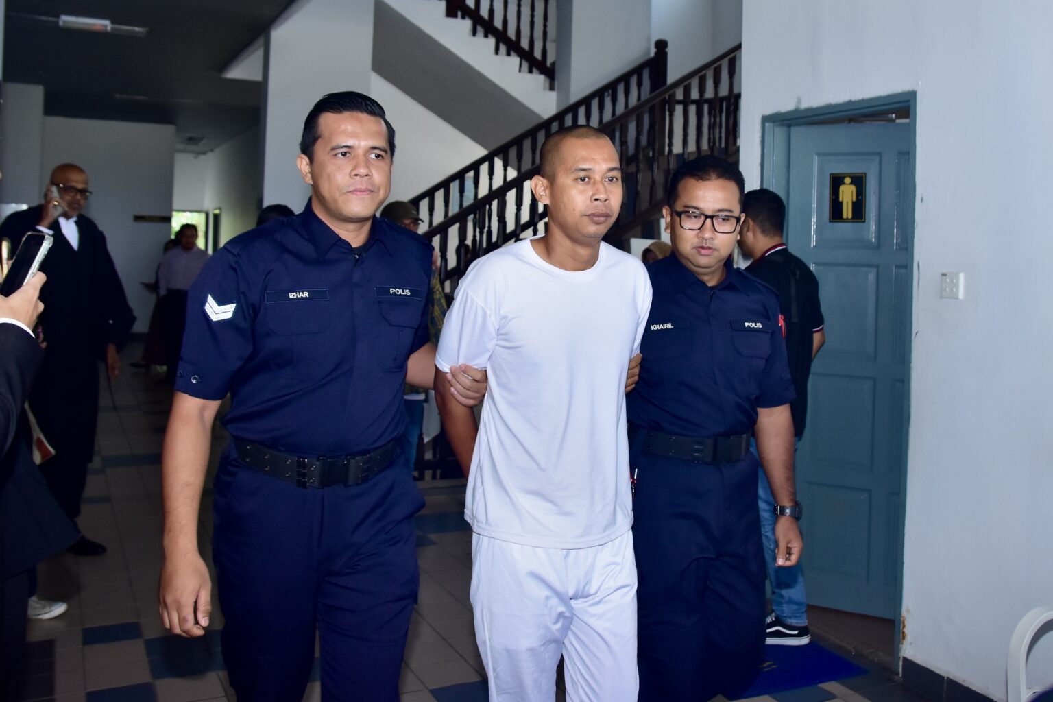 Kerat isteri, anak tiri: Lelaki dipenjara 72 tahun, 24 sebatan