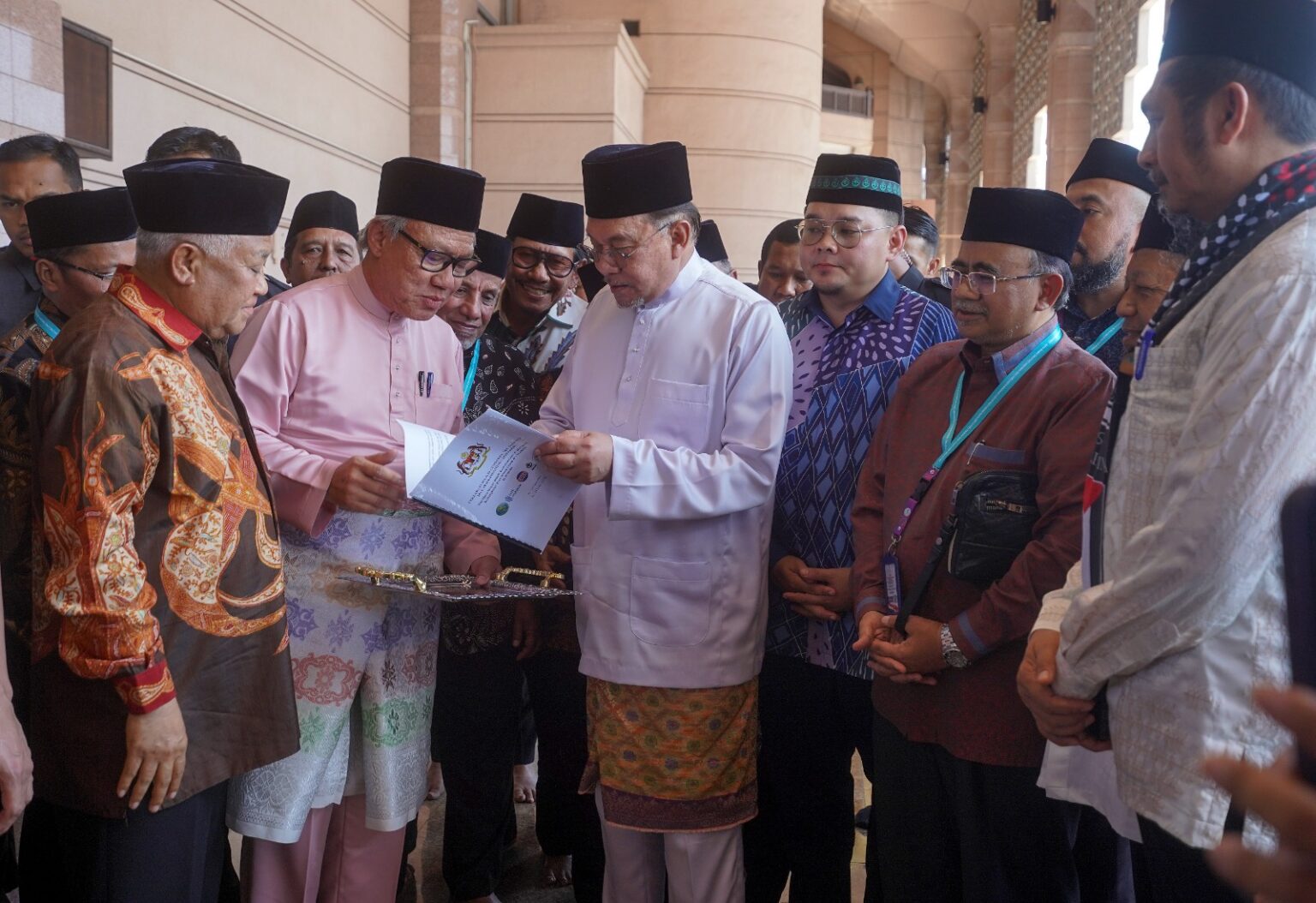 Anwar terima Deklarasi Kuala Lumpur Malindo-Madani