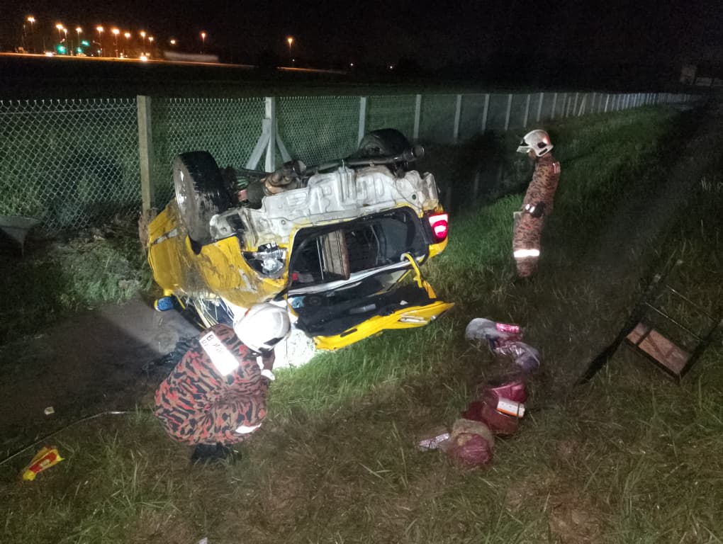 Pasangan Thai nyaris maut kereta terbabas dalam parit