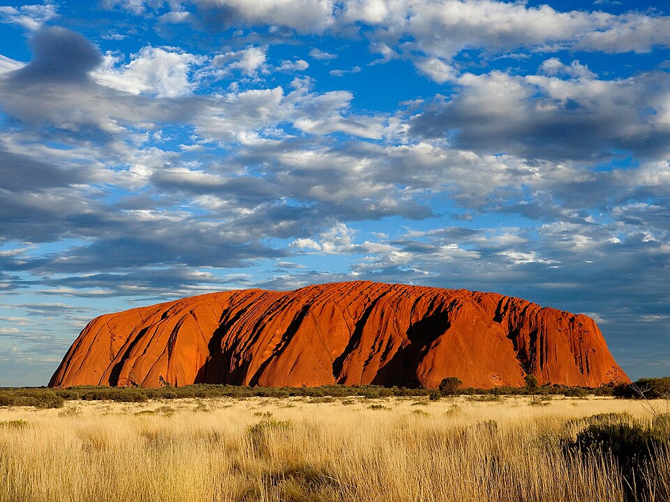 Pihak berkuasa Australia arah pasangan kekasih padam gambar percutian ke Uluru