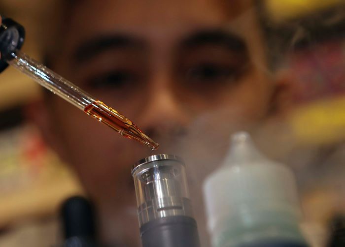 Singapura kenakan hukuman penjara, sebatan terhadap pengimport vape etomidate