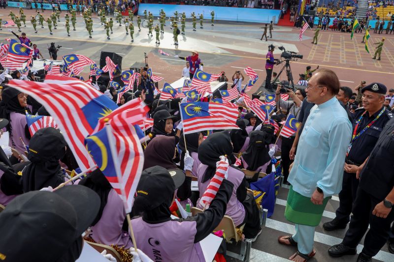 Lihat sendiri kehidupan golongan susah – Anwar