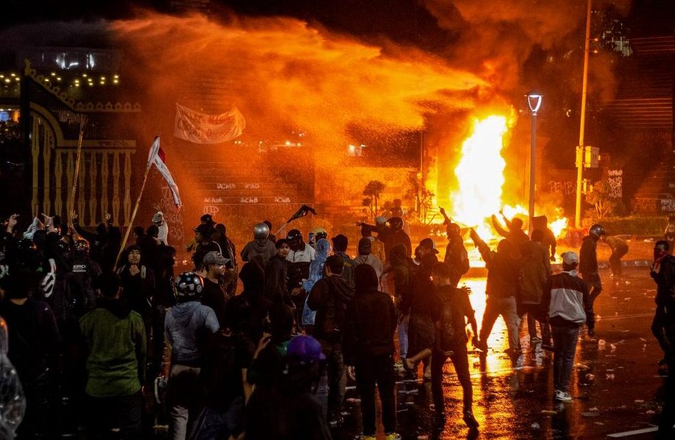 Jakarta huru-hara, balai polis medan rusuhan ganas