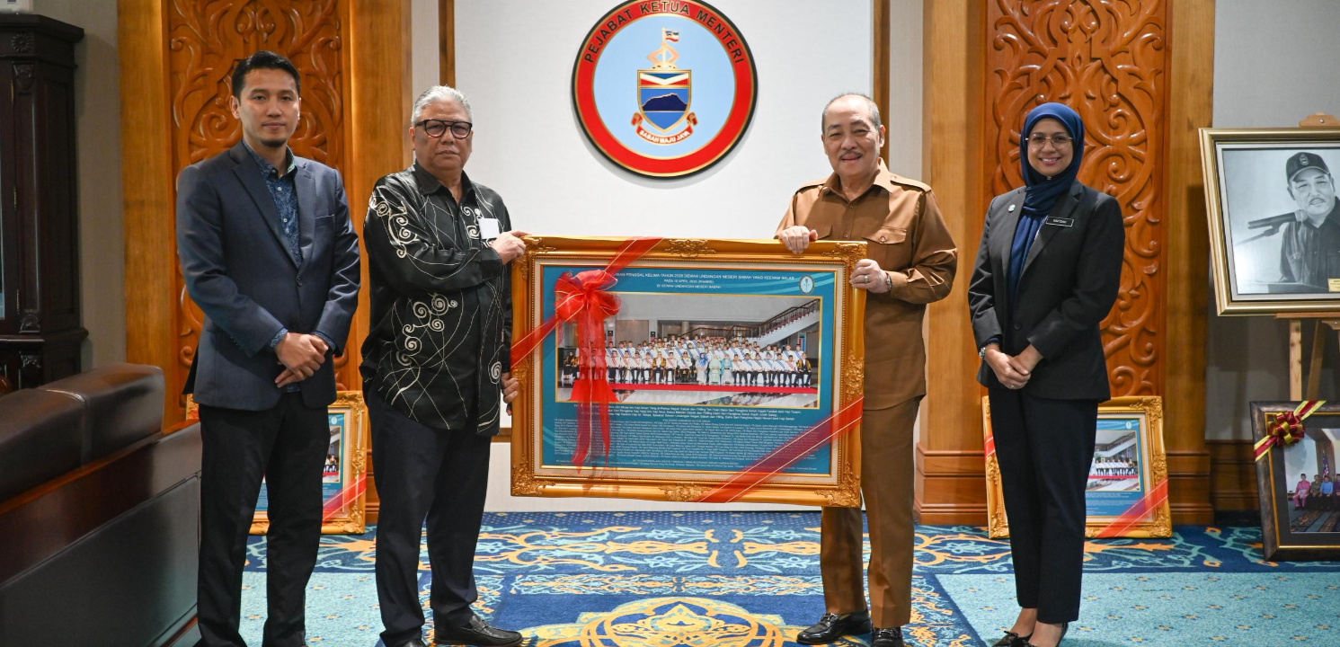 Speaker DUN serah gambar rasmi kepada Ketua Menteri