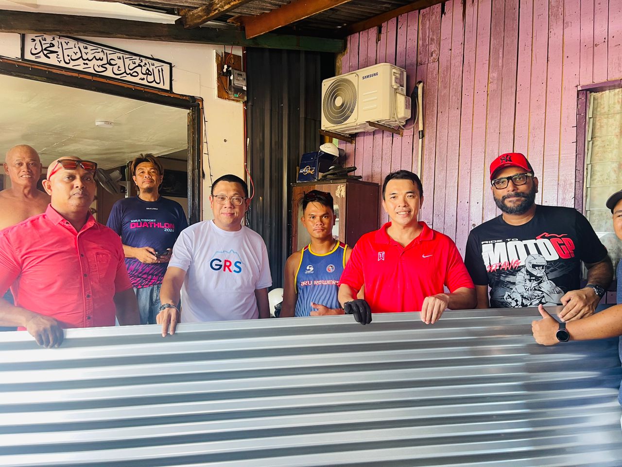 Agihan bahan atap dan kayu ringankan beban penduduk Tanjung Aru, Sembulan