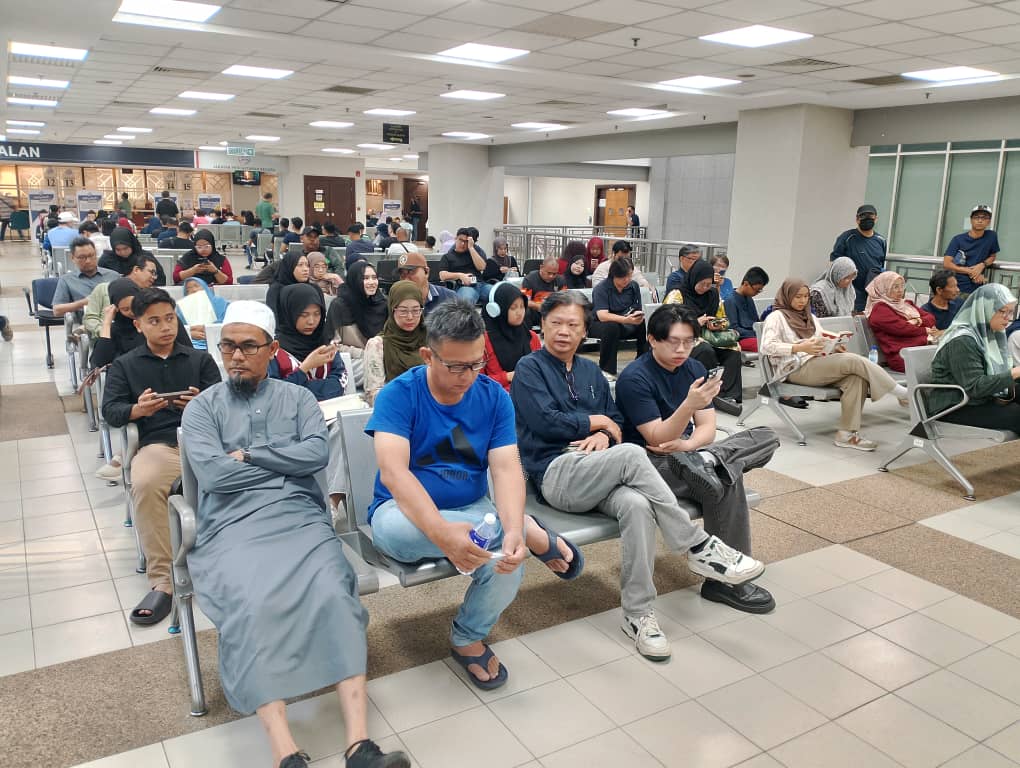 Kaunter JPN mula sesak, orang ramai tukar cip MyKad