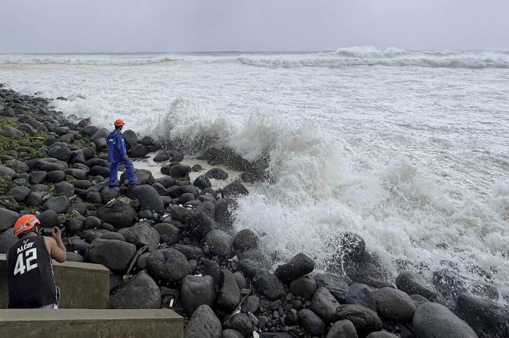 Hong Kong tutup sekolah, batal penerbangan menjelang Taufan Ragasa
