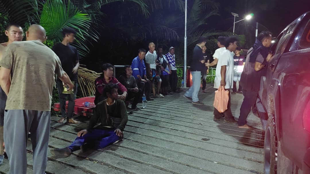 Enam selamat, empat hilang perahu karam di tengah sungai