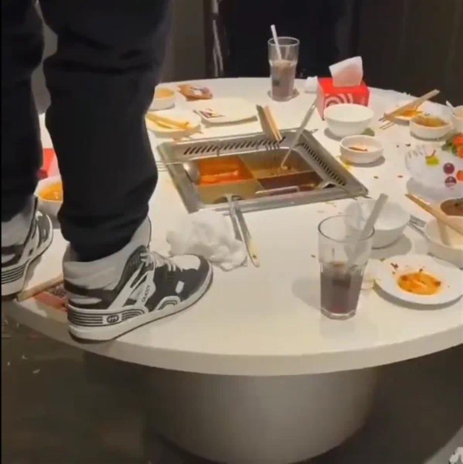 Remaja didenda RM1.3 juta selepas kencing dalam kuah hotpot di Shanghai