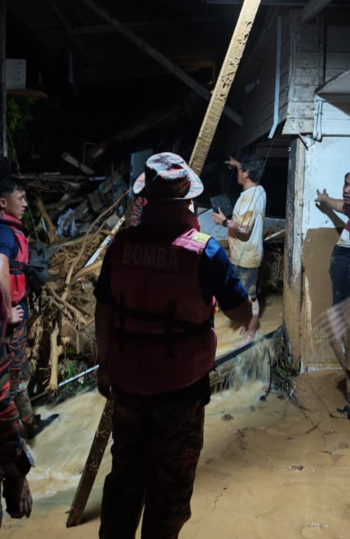 Tanah runtuh hempap rumah di P'pang, seorang mangsa masih belum ditemui