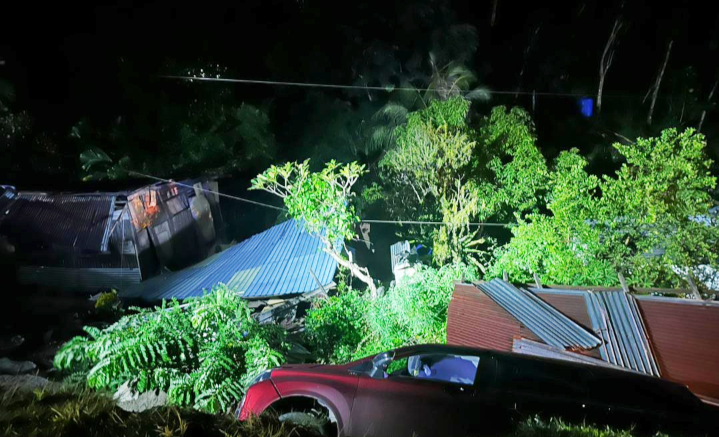 Tanah runtuh robohkan rumah, rosakkan dua kenderaan di P'pang