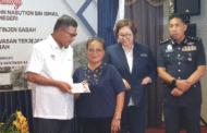 Saifuddin presents flood Aaid to Ministry staff, families