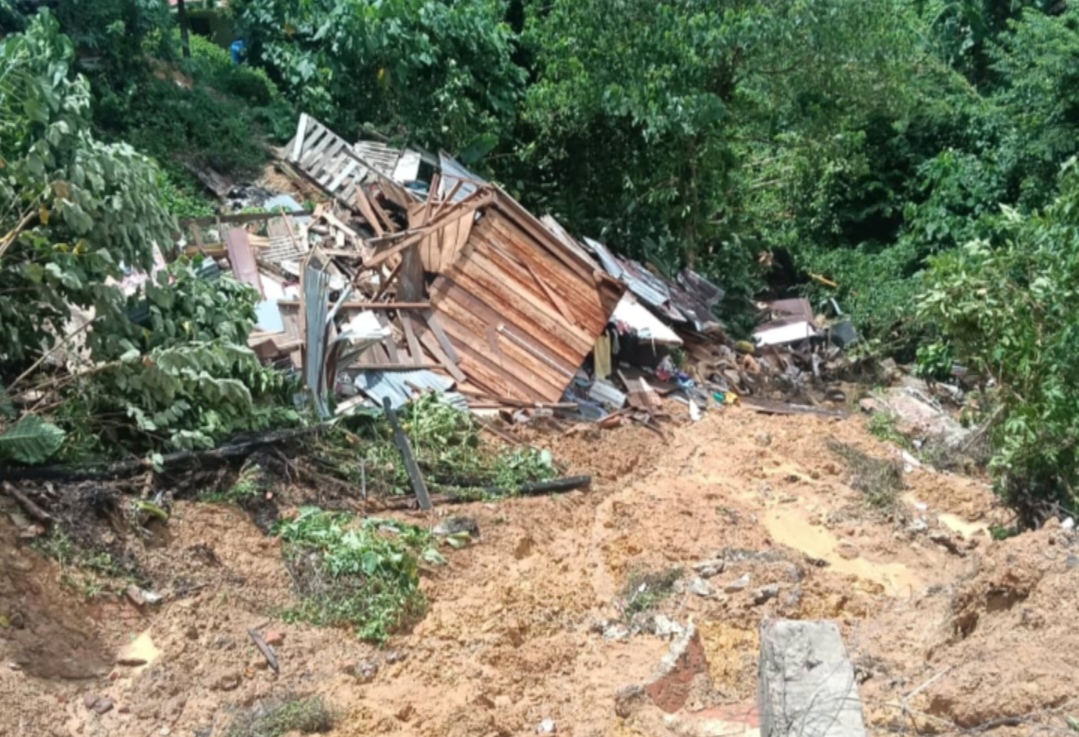 Tanah runtuh di KK, dua rumah rosak, dua keluarga dipindahkan