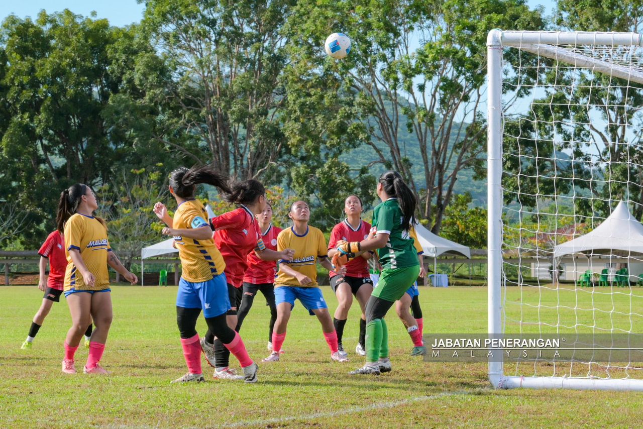 SAGA XI : Tenom ungguli bola sepak wanita