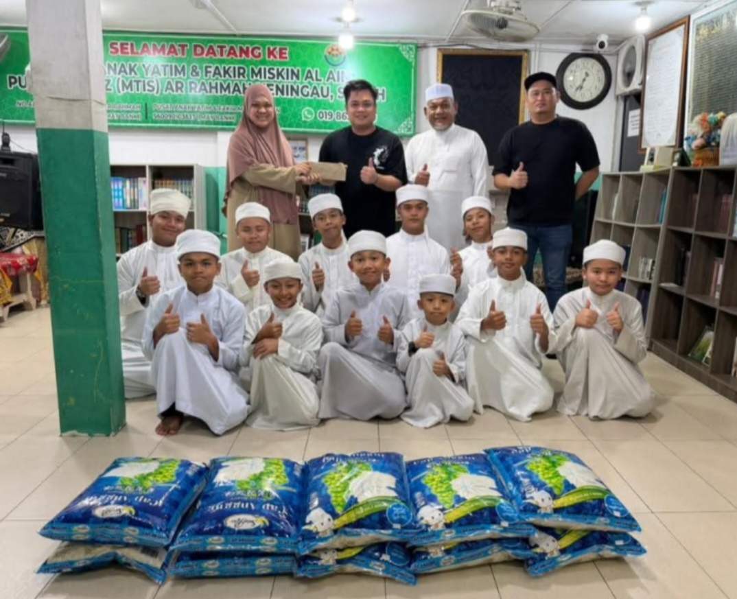 Razziddin hulur sumbangan kepada Pusat Tahfiz Ar-Rahman Keningau