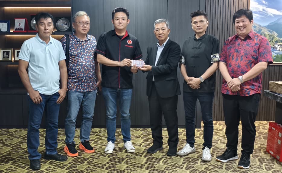 Dr. Joachim hargai sumbangan Persatuan Kebajikan Hong Men Sabah kepada mangsa banjir