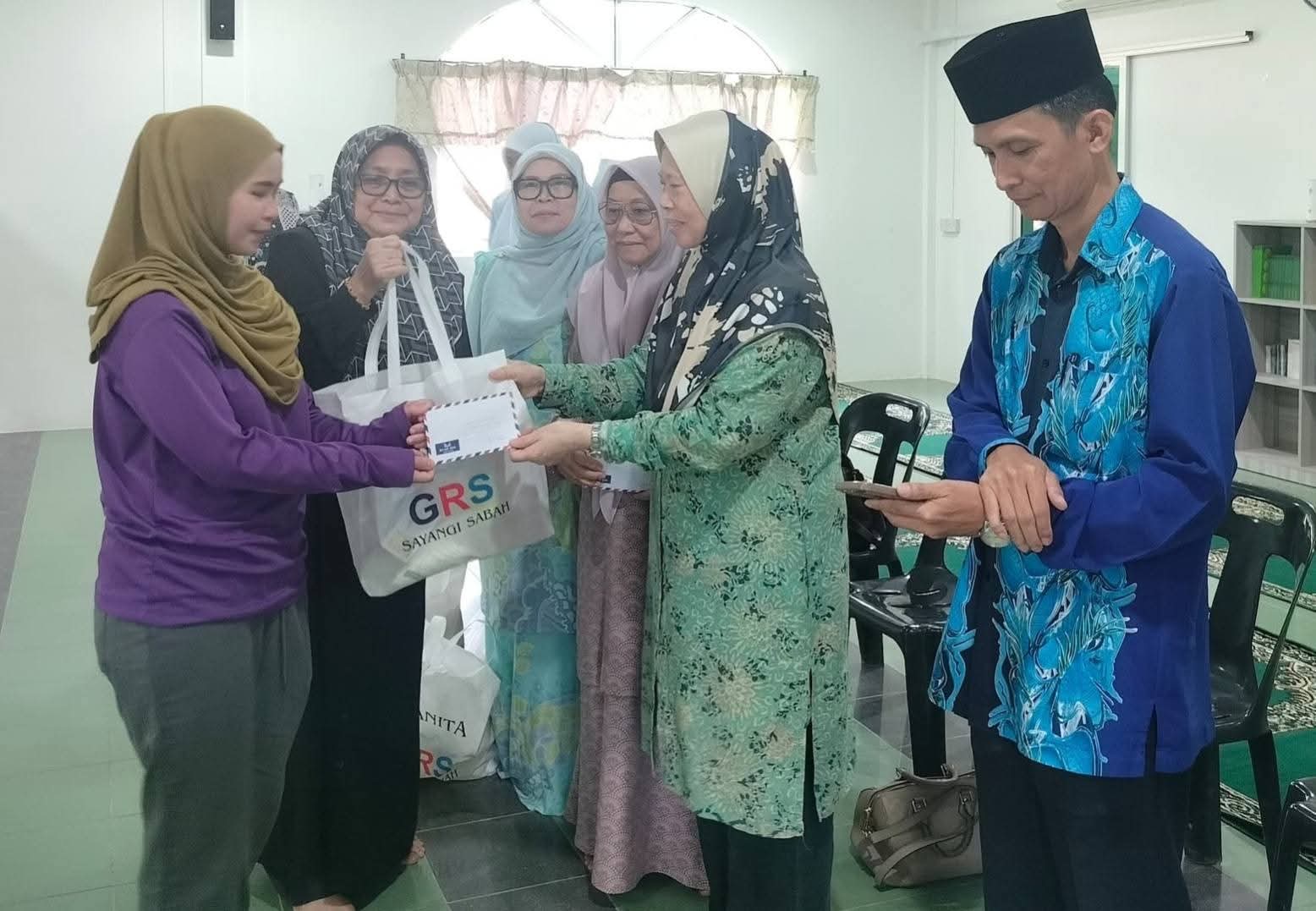 Wanita GRS santuni asnaf melalui program penyerahan bakul makanan