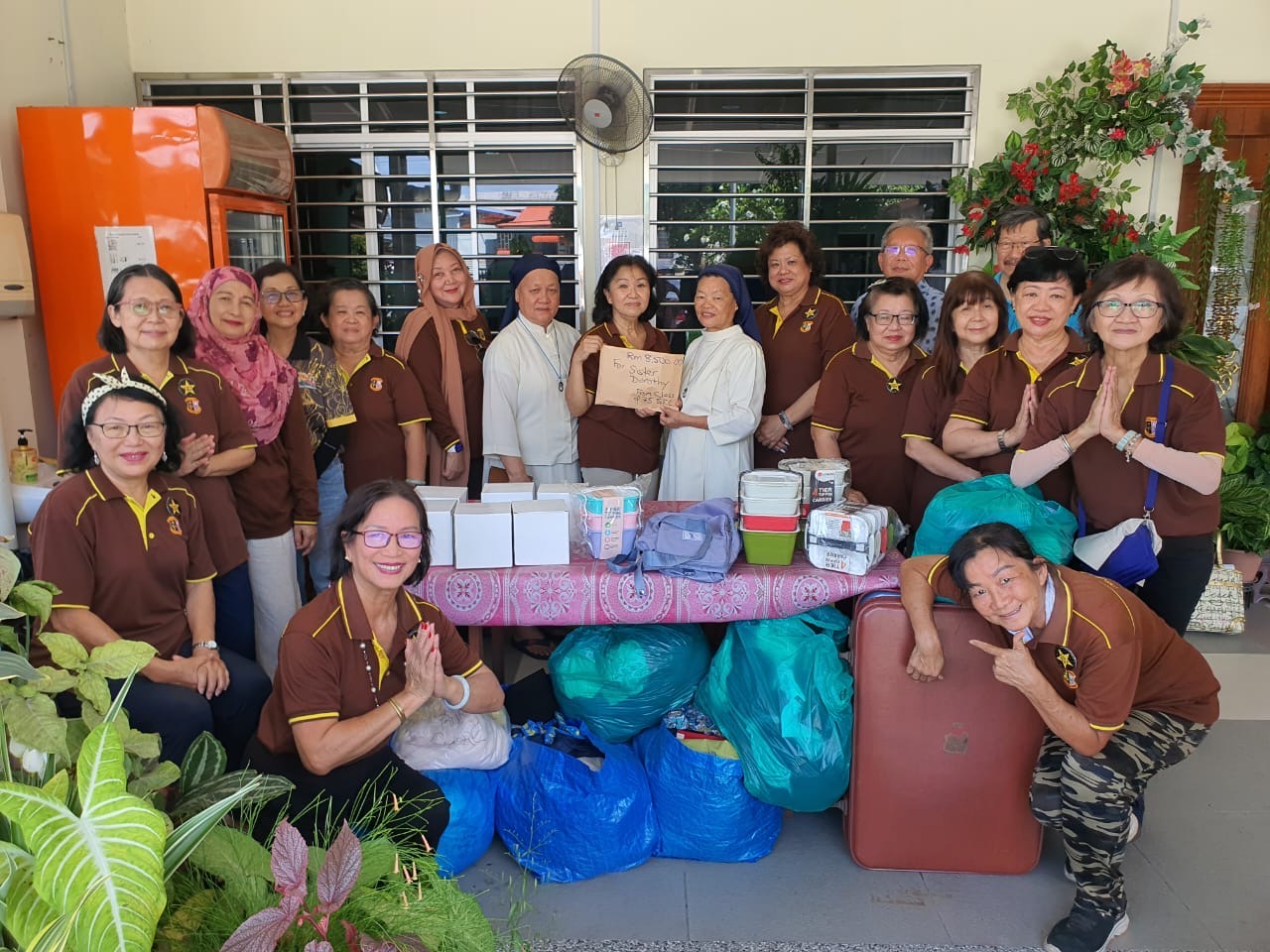 Class of ’75 raises RM8,500 for fire-hit Paitan hostel