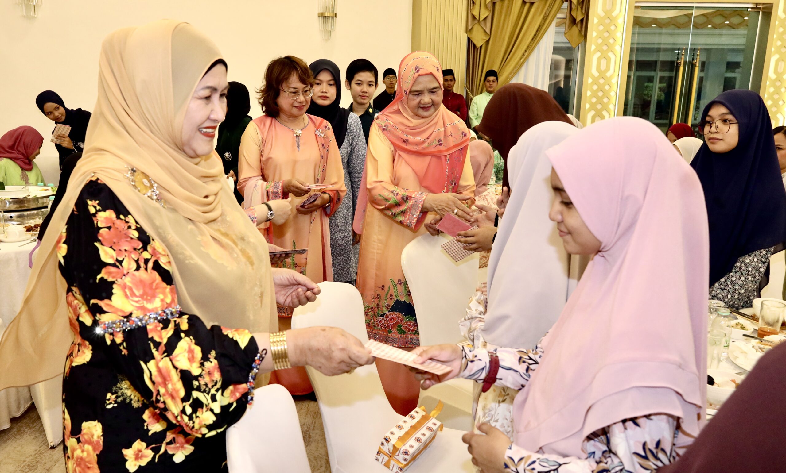 Toh Puan Faridah, Juliah santuni 50 kanak-kanak sempena Aidilfitri