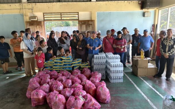 Dr. Joachim hulur sumbangan kepada mangsa kebakaran Kg. Timbua 