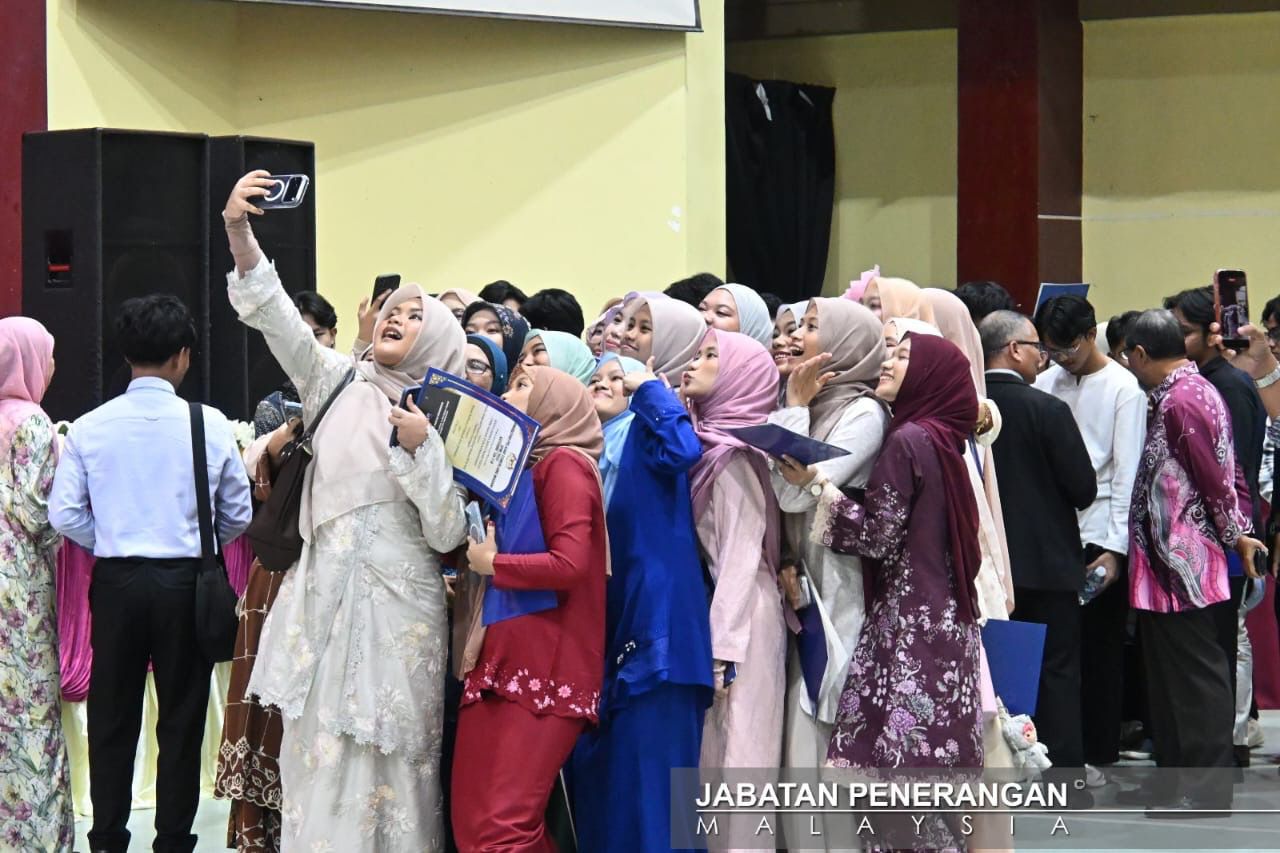 477 pelajar terima Anugerah Cemerlang MADANI 2025