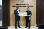 Ewon serah sumbangan CIS kepada PPD Penampang