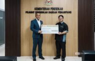 Ewon serah sumbangan CIS kepada PPD Penampang