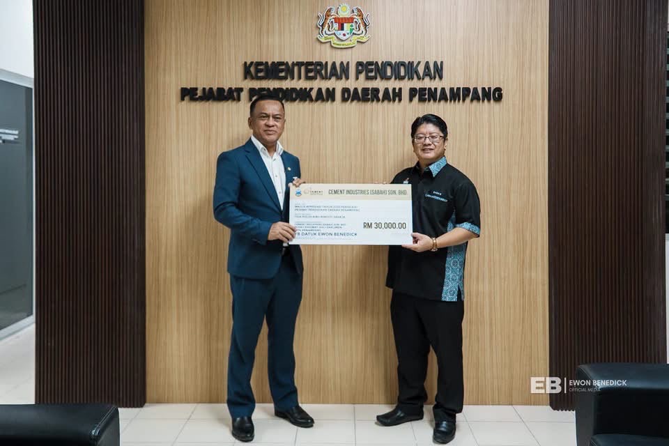 Ewon serah sumbangan CIS kepada PPD Penampang