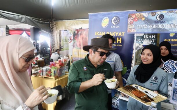 Ambuyat, ikan ampap tarik perhatian pengunjung di booth SAFMA pada Road to MAHA Labuan