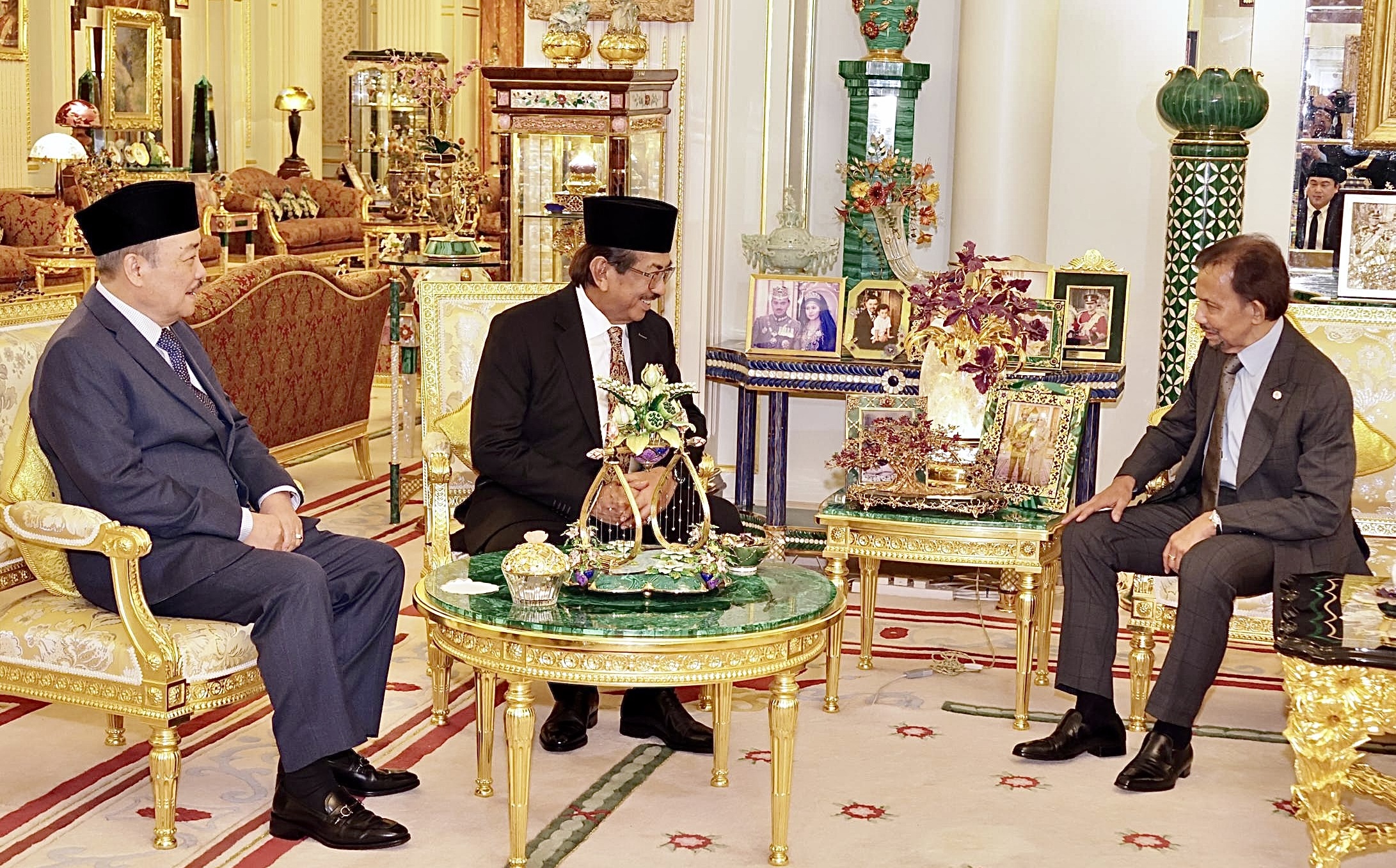 Hajiji accompanies TYT on audience with Sultan of Brunei
