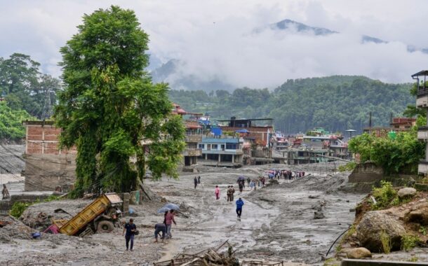 Guru besar selamatkan 900 pelajar daripada banjir di Nepal