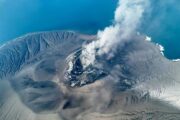 Debu Gunung Berapi Anak Krakatau jejas penerbangan di 8 lapangan terbang Indonesia