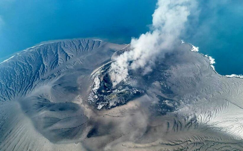 Debu Gunung Berapi Anak Krakatau jejas penerbangan di 8 lapangan terbang Indonesia
