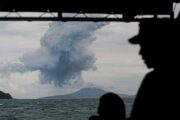 Anak Krakatau kembali meletus