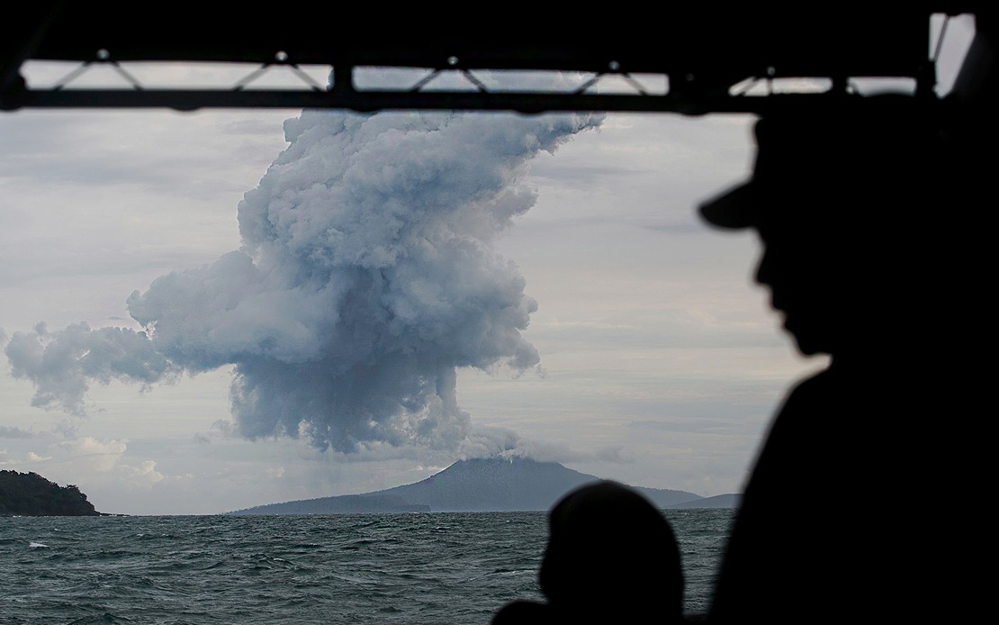 Anak Krakatau kembali meletus