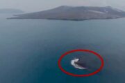 Dua bentuk daratan seakan pulau dikesan berhampiran Anak Krakatau
