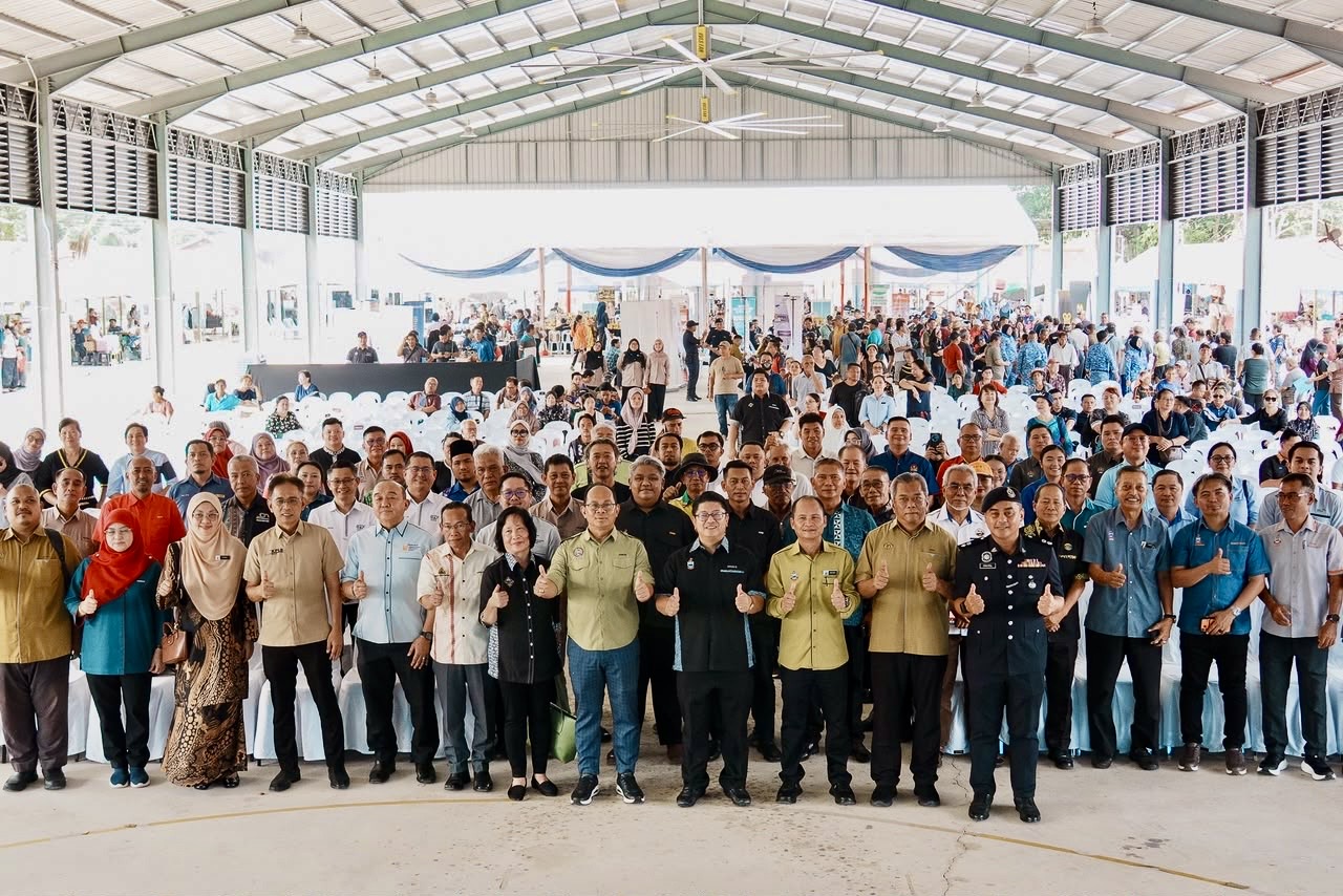 507 geran tanah PANTAS diserahkan kepada penduduk 9 kampung di Kadamaian